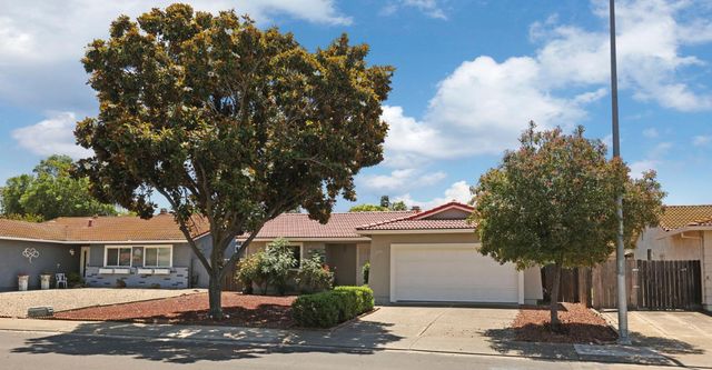 1118 Fallbrook Dr, Stockton, CA 95210