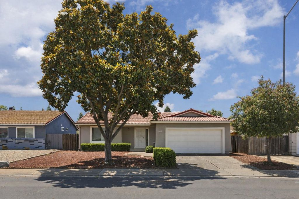 1118 Fallbrook Dr, Stockton, CA 95210