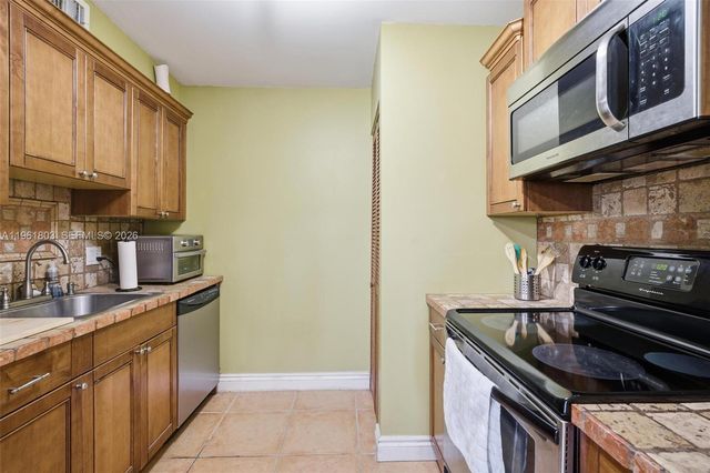 8630 SW 3rd St 203, Pembroke Pines, FL 33025