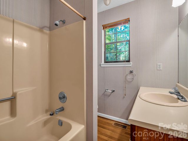 122 Birchwood Drive, Hendersonville, NC 28739