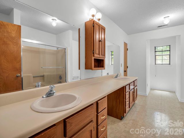 122 Birchwood Drive, Hendersonville, NC 28739