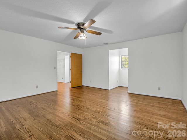 122 Birchwood Drive, Hendersonville, NC 28739