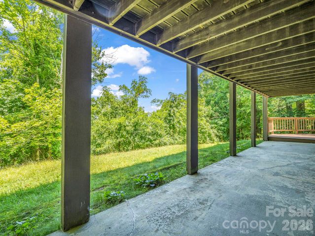 122 Birchwood Drive, Hendersonville, NC 28739