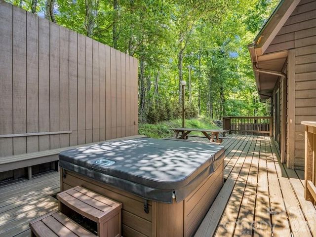 122 Birchwood Drive, Hendersonville, NC 28739