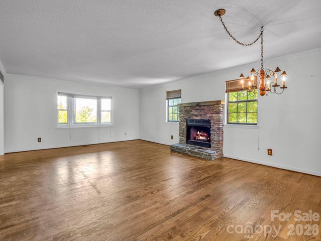 122 Birchwood Drive, Hendersonville, NC 28739