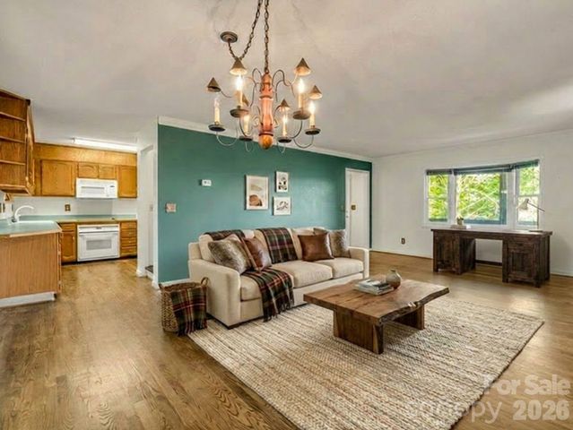 122 Birchwood Drive, Hendersonville, NC 28739