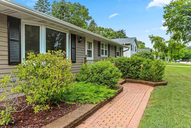 1203 VALLEY VIEW ROAD, Green Bay, WI 54304