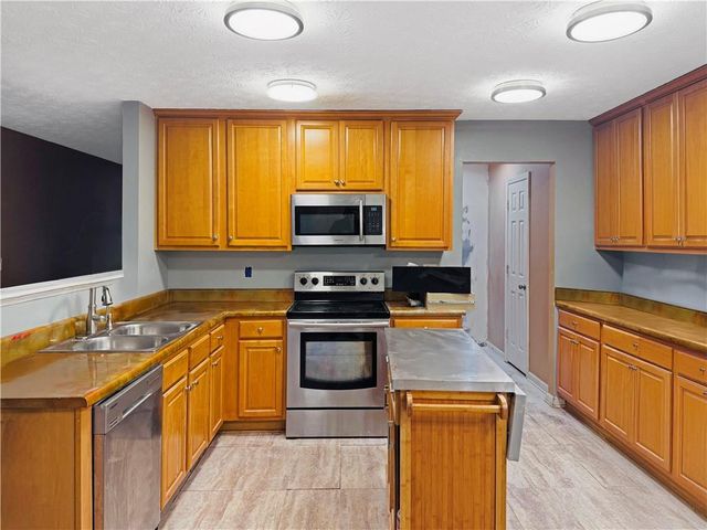 515 Rock Lake View, Atlanta, GA 30349