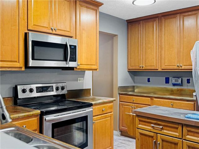 515 Rock Lake View, Atlanta, GA 30349