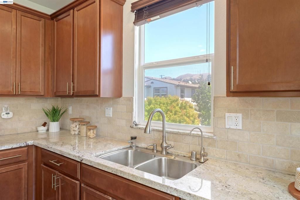 Image 16 of property listing at 238 Paso Roble Cmn, Fremont, CA 94539