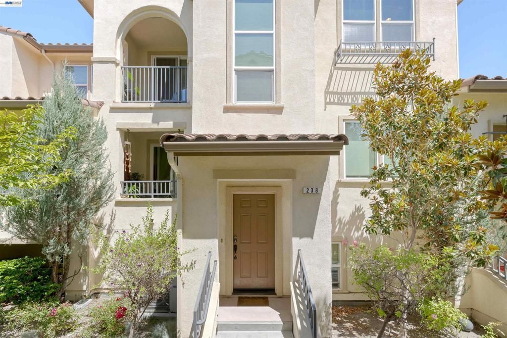 Image 2 of property listing at 238 Paso Roble Cmn, Fremont, CA 94539