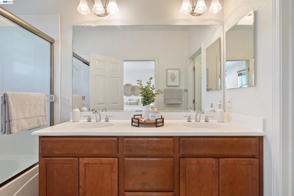 Image 21 of property listing at 238 Paso Roble Cmn, Fremont, CA 94539