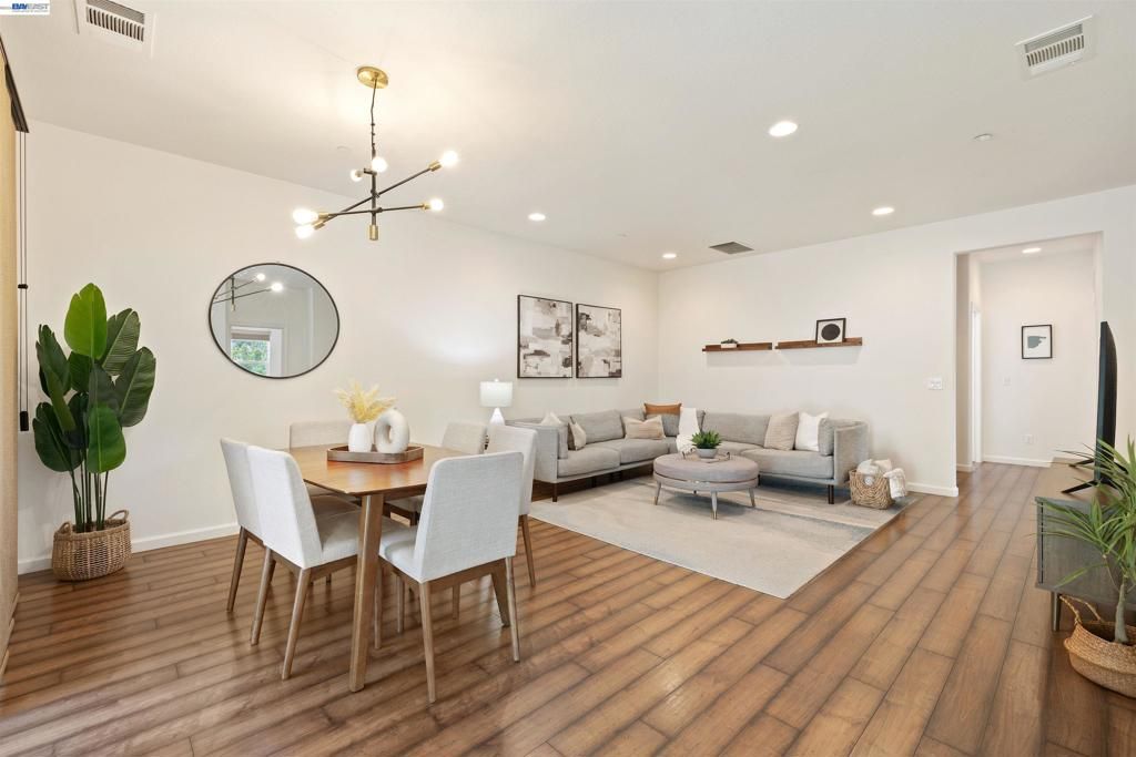 Image 5 of property listing at 238 Paso Roble Cmn, Fremont, CA 94539