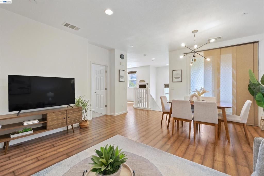 Image 8 of property listing at 238 Paso Roble Cmn, Fremont, CA 94539