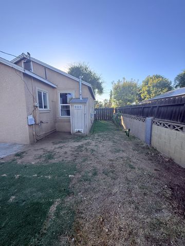 1017 S 8th Street, Fresno, CA 93702