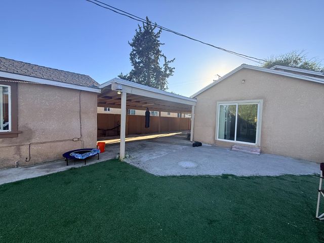 1017 S 8th Street, Fresno, CA 93702