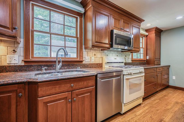 11 Brek Drive, Merrimack, NH 03054