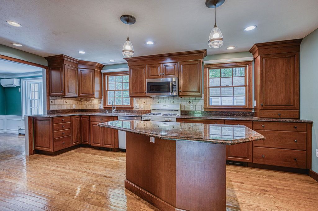 11 Brek Drive, Merrimack, NH 03054
