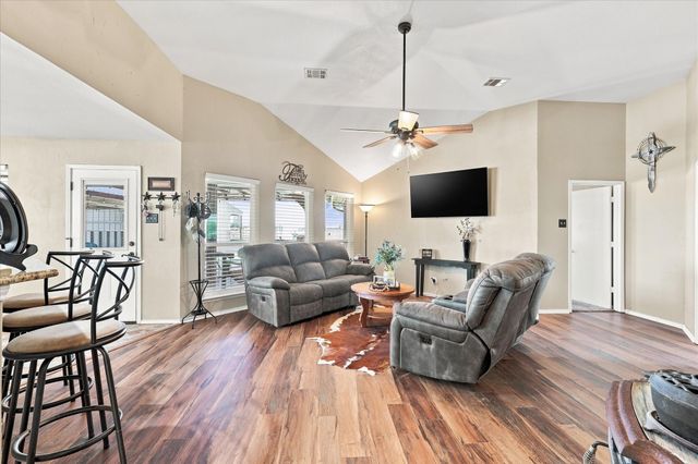 11555 Plainview Road, Krum, TX 76249