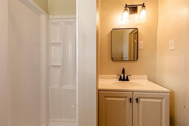 108 W Stroud Street, Frost, TX 76641