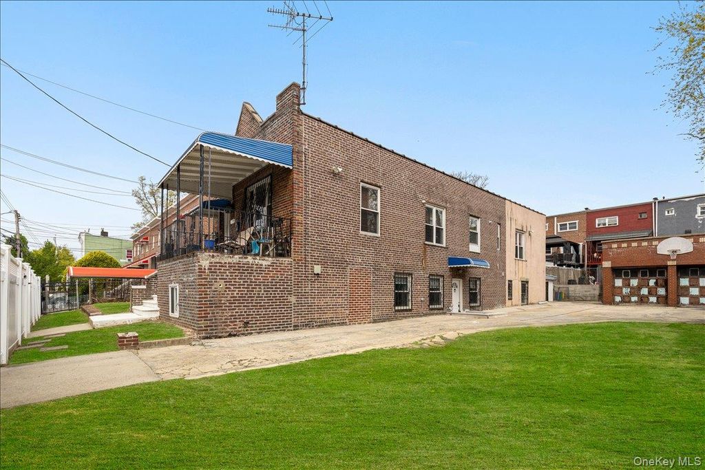 1021 E 213th Street 1, Bronx, NY 10469