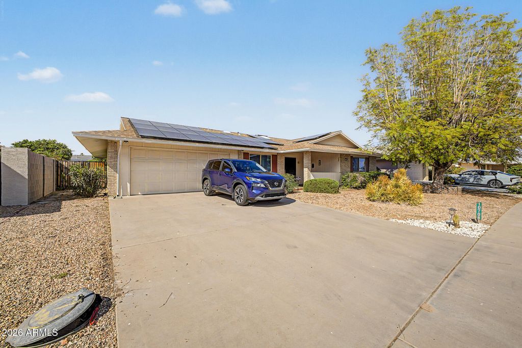 Image 2 of property listing at 10708 W CAMELOT Circle, Sun City, AZ 85351