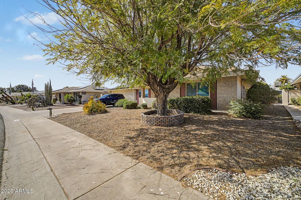 Image 3 of property listing at 10708 W CAMELOT Circle, Sun City, AZ 85351