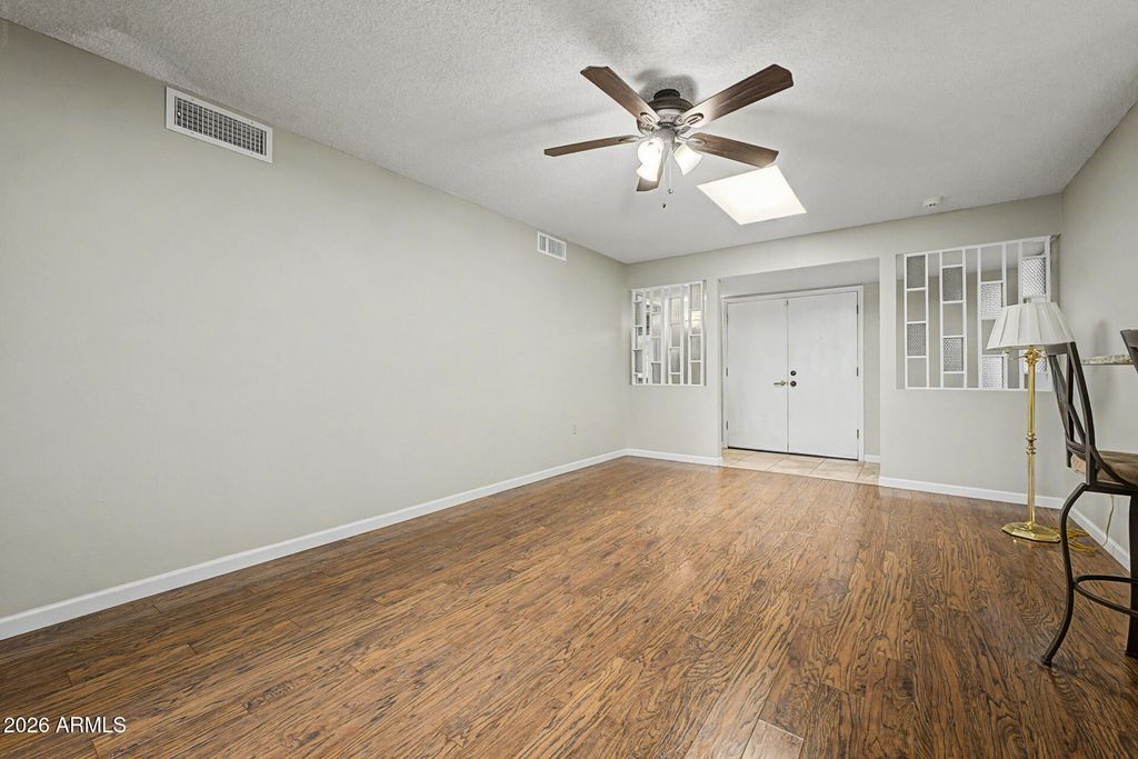 Image 6 of property listing at 10708 W CAMELOT Circle, Sun City, AZ 85351