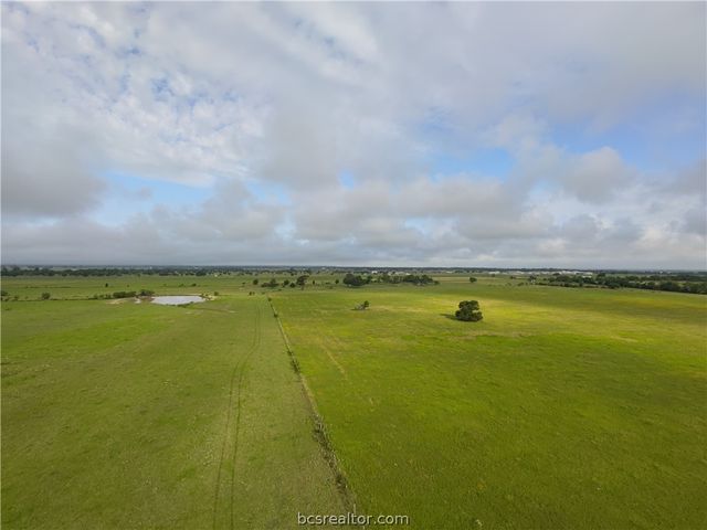 415 Veterans Memorial Dr, Navasota, TX 77868