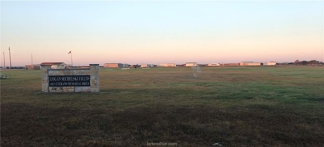 415 Veterans Memorial Dr, Navasota, TX 77868