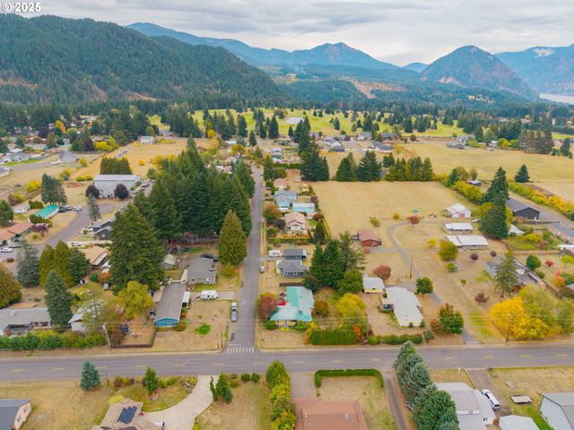 12 SHORT RUN Rd, Carson, WA 98610