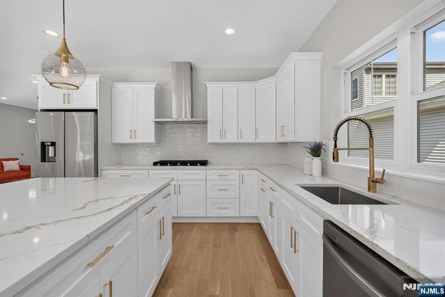 43 Oakwood Avenue, Livingston, NJ 07039