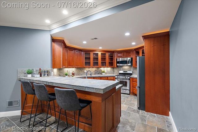 620 Lakeside Drive, Birmingham, MI 48009
