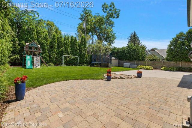 620 Lakeside Drive, Birmingham, MI 48009