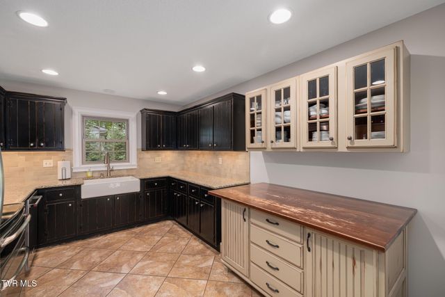 1006 Friar Tuck Road, Johnson City, TN 37604