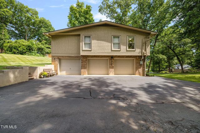 1006 Friar Tuck Road, Johnson City, TN 37604