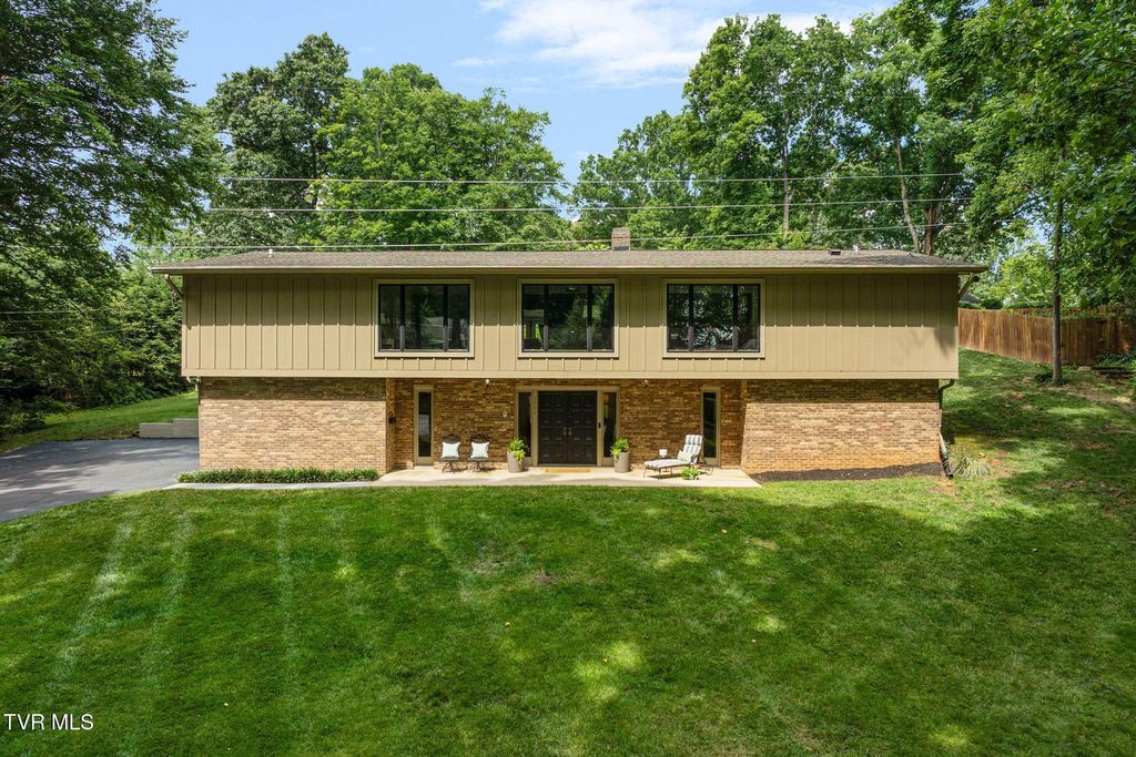 1006 Friar Tuck Road, Johnson City, TN 37604