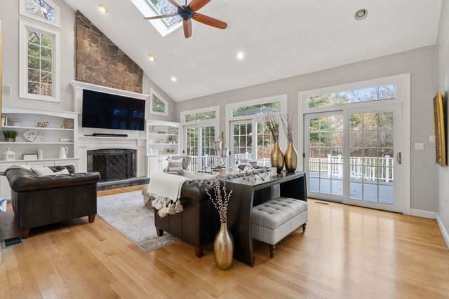 15 Homestead Dr, Medfield, MA 02052