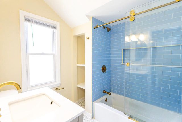 2350 S 56th STREET, West Allis, WI 53219