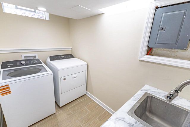 2350 S 56th STREET, West Allis, WI 53219