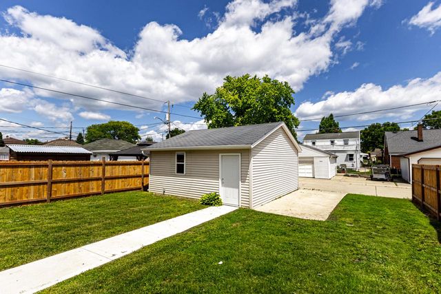 2350 S 56th STREET, West Allis, WI 53219
