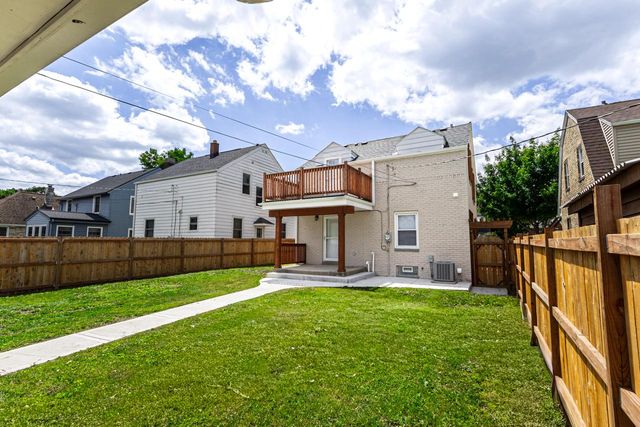 2350 S 56th STREET, West Allis, WI 53219