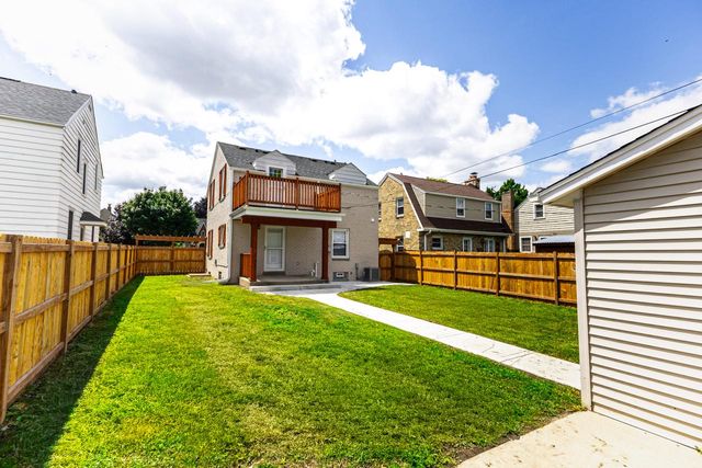 2350 S 56th STREET, West Allis, WI 53219