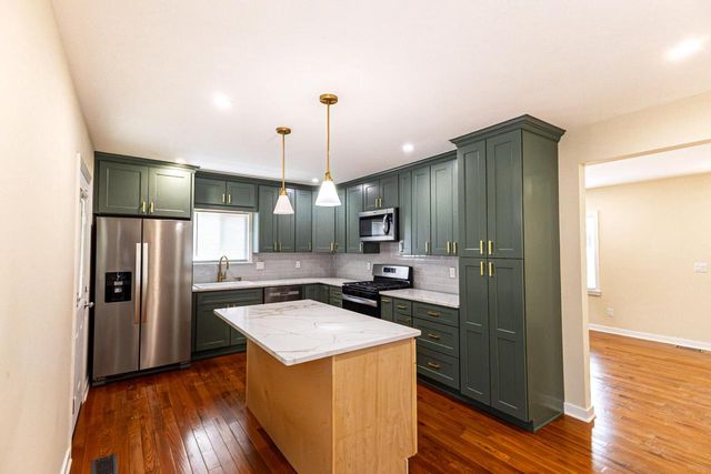 2350 S 56th STREET, West Allis, WI 53219