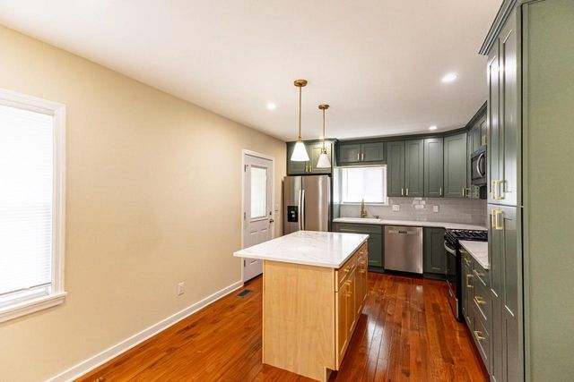 2350 S 56th STREET, West Allis, WI 53219