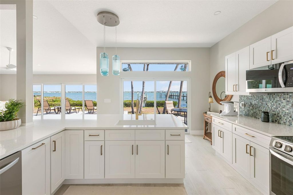 Image 13 of property listing at 4087 PELICAN SHORES CIRCLE, Englewood, FL 34223