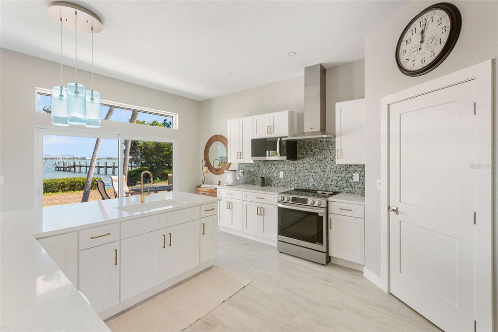 Image 14 of property listing at 4087 PELICAN SHORES CIRCLE, Englewood, FL 34223