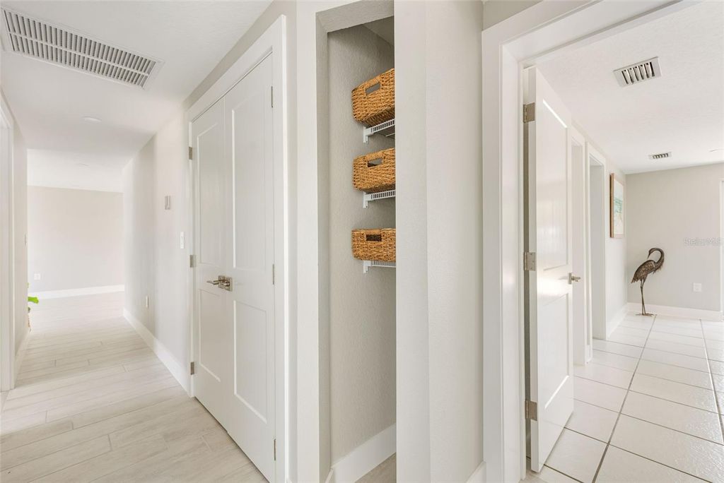 Image 43 of property listing at 4087 PELICAN SHORES CIRCLE, Englewood, FL 34223