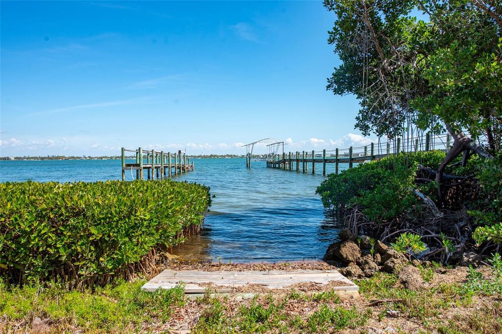 Image 71 of property listing at 4087 PELICAN SHORES CIRCLE, Englewood, FL 34223