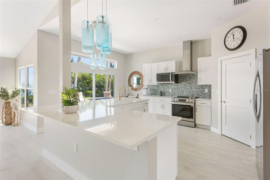 Image 10 of property listing at 4087 PELICAN SHORES CIRCLE, Englewood, FL 34223